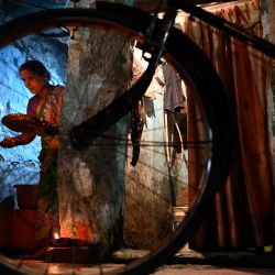 Devotos hindúes realizan el ritual Ayudha Puja (adoración de instrumentos) en su bicicleta con motivo del festival Dussehra-Vijay Dashami en Nueva Delhi. | Foto:Sajjad Hussain / AFP