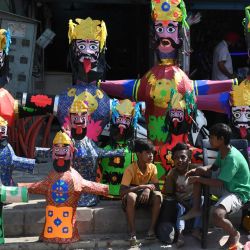 Niños que venden efigies del rey demonio hindú Ravana esperan a los clientes en la víspera del festival Dussehra, el último día del festival Navratri (nueve noches), que simboliza el triunfo del bien sobre el mal, en Amritsar. | Foto:Narinder Nanu / AFP