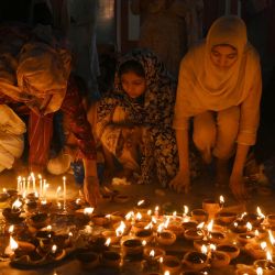 Los devotos musulmanes encienden velas y lámparas de barro en el santuario del santo sufí Hazrat Mian Mir durante el festival anual por su 398º aniversario de nacimiento, en Lahore. | Foto:Arif ALI / AFP