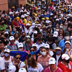 Docentes de todo el país participan en una manifestación para exigir mayores salarios frente al edificio del Ministerio de Economía en Asunción. | Foto:NORBERTO DUARTE / AFP