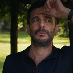 Leo Sbaraglia como Santiago, un padre emocionalmente fracturado.