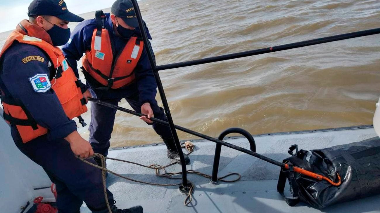 Misterio por un muerto y dos náufragos rescatados en el Río de La Plata que estuvieron horas a la deriva. Les encontraron cocaína.