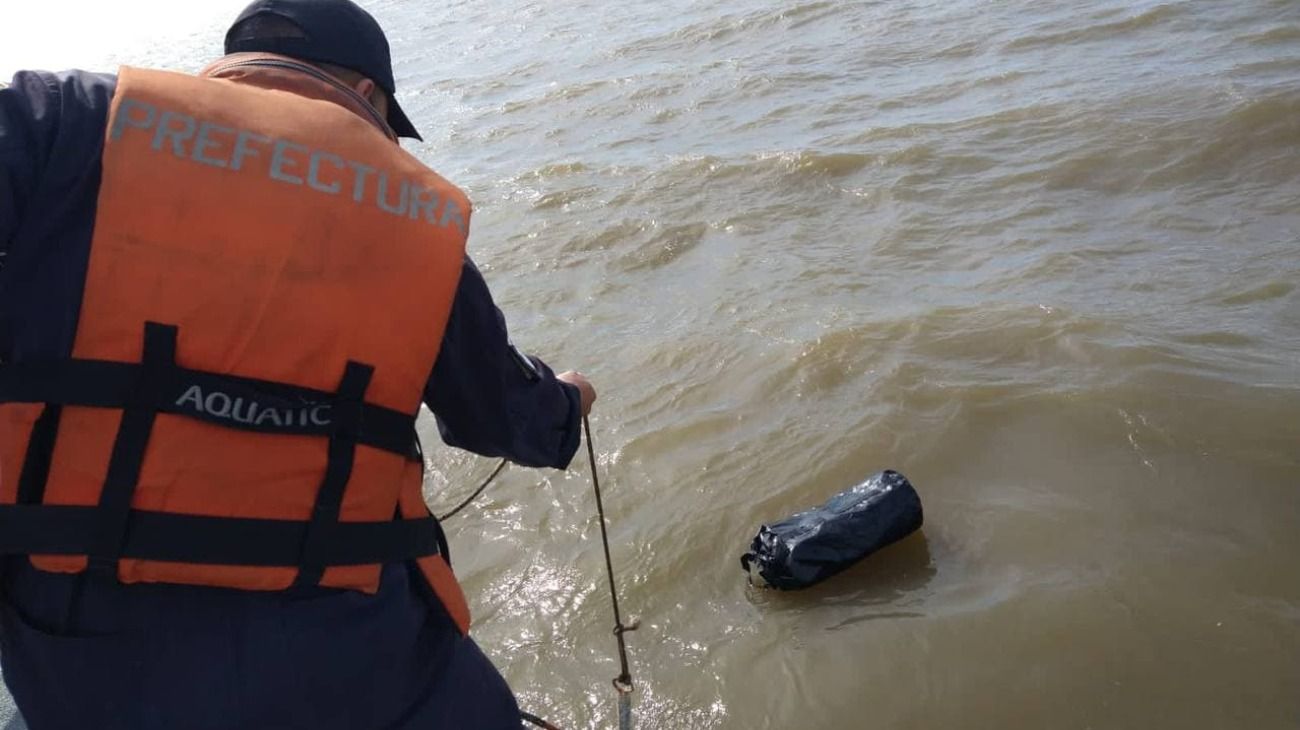 Misterio por un muerto y dos náufragos rescatados en el Río de La Plata que estuvieron horas a la deriva. Les encontraron cocaína.