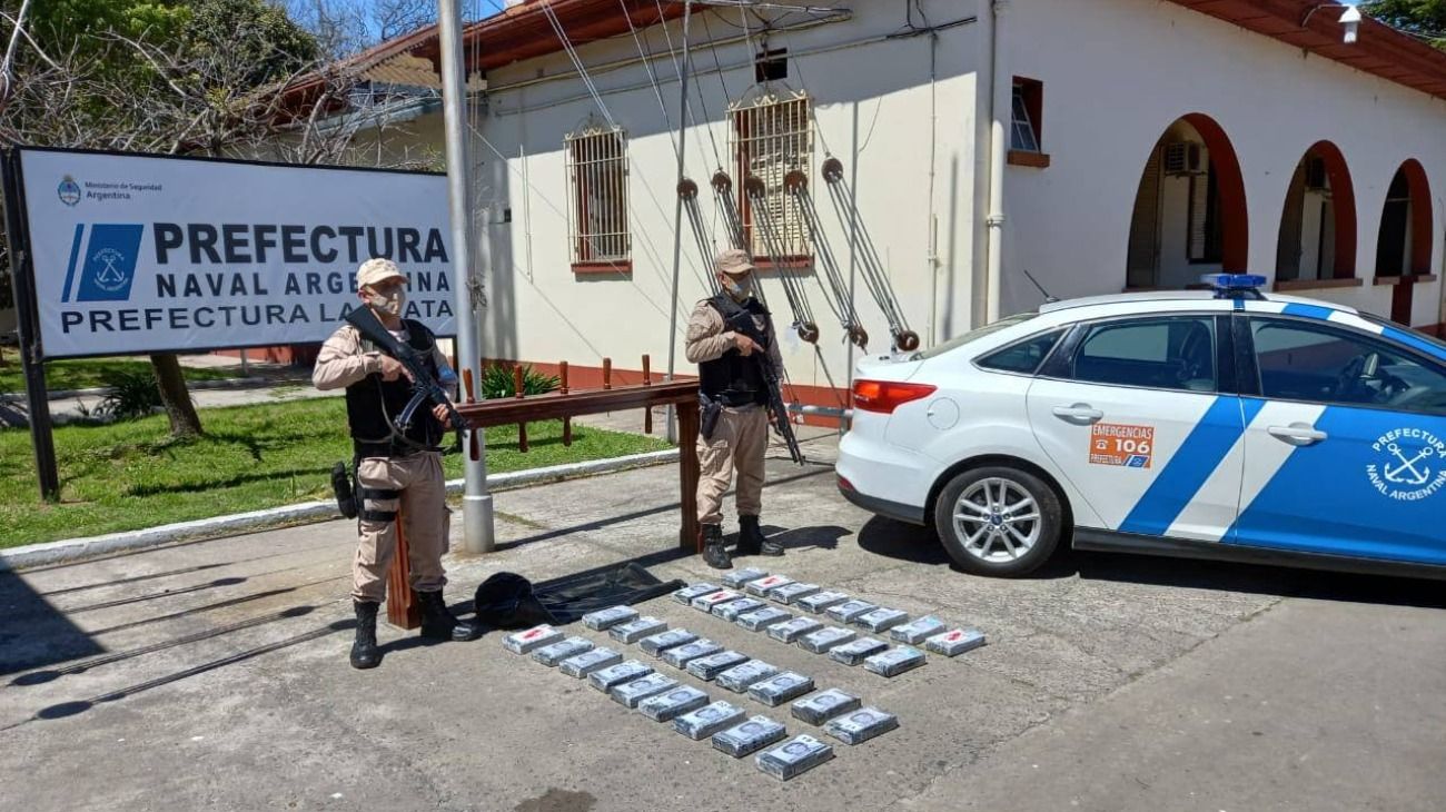 Misterio por un muerto y dos náufragos rescatados en el Río de La Plata que estuvieron horas a la deriva. Les encontraron cocaína.