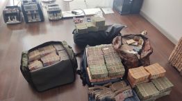 Agentes de la PFA realizaron 23 allanamientos y secuestraron 34 millones de pesos, 30 mil dólares y un arsenal