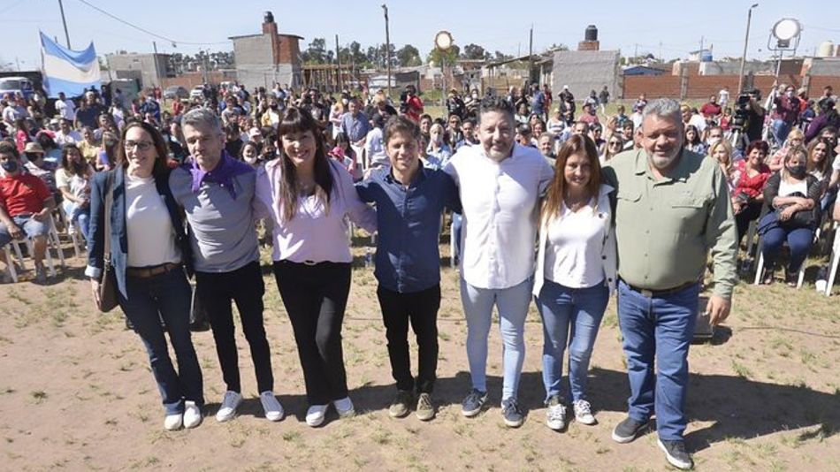 Kicillof, el intendente Menéndez y otros referentes del peronismo en el acto de Merlo.