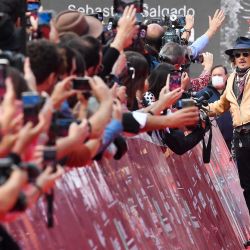 El actor estadounidense Johnny Depp saluda a su llegada al recinto del Parco della Musica para la 19ª edición de "Alice nella citta", una sección autónoma y paralela del 16º Festival de Cine de Roma, donde presenta la miniserie de televisión de animación "Puffins", en la que actúa como doblador. | Foto:Tiziana Fabi / AFP