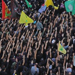 Simpatizantes del movimiento libanés Hezbolá asisten al funeral de uno de sus miembros que murió durante los enfrentamientos en el barrio de Tayouneh, en los suburbios del sur de la capital, Beirut, un día antes. - Líbano enterró hoy a las víctimas de sus disturbios sectarios más mortíferos en años, después de que los disparos se apoderaran del centro de Beirut durante horas y revivieran los fantasmas de la guerra civil. | Foto:IBRAHIM AMRO / AFP