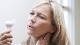 Dentro de los síntomas más comunes está el síndrome vasomotor, más conocido como sofocos y calores.