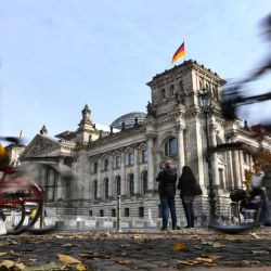 Las hojas yacen en el suelo mientras los peatones y ciclistas son vistos frente al edificio del Reichstag que alberga la cámara baja del parlamento Bundestag en Berlín, Alemania. | Foto:INA FASSBENDER / AFP