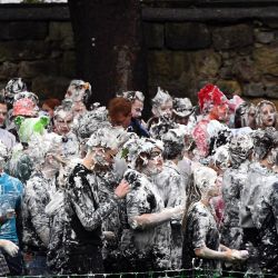 Estudiantes de primer año de la Universidad de St Andrews participan en la pelea anual de espuma de afeitar del Raisin Monday en el Lower College Lawn de St Andrews, al este de Escocia. | Foto:Andy Buchanan / AFP