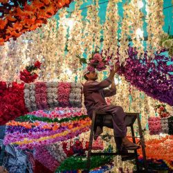 Un hombre instala una decoración floral en un mercado de Lahore antes de las celebraciones de Eid-e-Milad-un-Nabi, que es el cumpleaños del profeta Mahoma. | Foto:Arif Ali / AFP