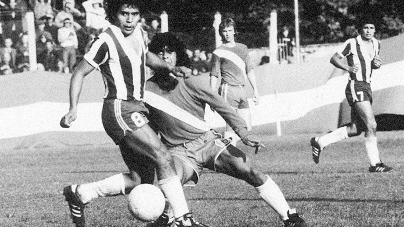 El caño de Diego Maradona en su debut el 20 de octubre de 1976.