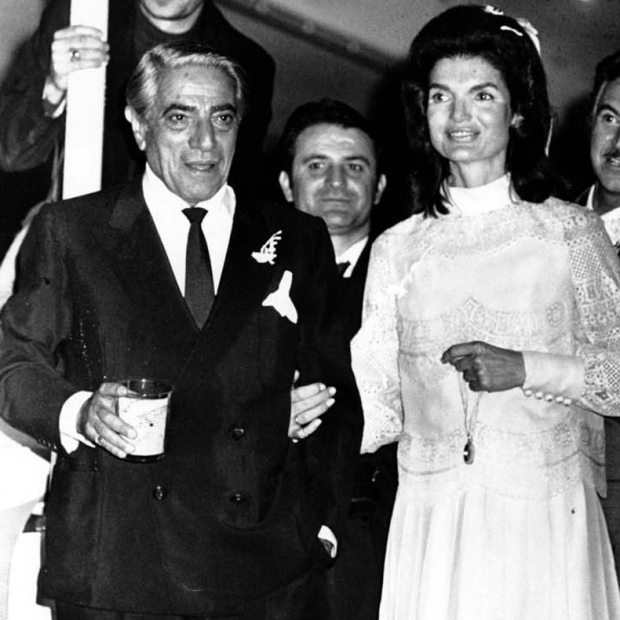 Qué fue del anillo de diamantes que Onassis le regaló a Jackie Kennedy  cuando se casaron | Perfil