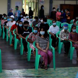 Estudiantes esperan para ser vacunados contra el COVID-19 en un sitio de vacunación, en Yangon, Myanmar. El número de infecciones de la COVID-19 en Myanmar ha aumentado a 487.853 después de que 1.002 casos nuevos fueran reportados en las últimas 24 horas, según un comunicado del Ministerio de Salud. | Foto:Xinhua/U Aung