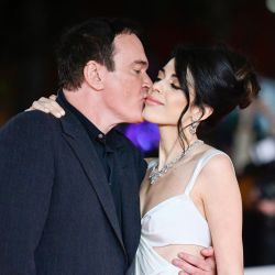 El director estadounidense Quentin Tarantino besa a su esposa, la cantante israelí Daniella Pick, a su llegada a la sede del Auditorium Parco della Musica en Roma para asistir a la ceremonia de entrega del Premio a la Trayectoria en honor de Tarantino durante el 16º Festival de Cine de Roma. | Foto:ALBERTO PIZZOLI / AFP