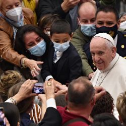 El Papa Francisco es saludado por los fieles al final de la audiencia general en la sala Pablo-VI del Vaticano. | Foto:ANDREAS SOLARO / AFP