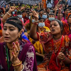 Hindúes de Bangladesh realizan una manifestación en Dhaka para protestar contra la nueva violencia religiosa contra los hindúes en el país. | Foto:MUNIR UZ ZAMAN / AFP
