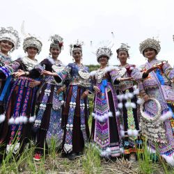  Imagen de mujeres del grupo étnico miao mostrando sus trajes durante un evento para celebrar la temporada de cosecha, en el distrito autónomo de la etnia miao de Rongshui, en el sur de China. | Foto:Xinhua/Huang Xiaobang