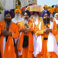 Los hombres santos sijs conocidos como "Panj Pyare" sostienen espadas mientras participan en una procesión religiosa en la víspera del aniversario del nacimiento del cuarto Gurú Sij Ram Das en el Templo Dorado en Amritsar. | Foto:Narinder Nanu / AFP