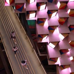 Visitantes caminan sobre una de las estructuras del pabellón de Corea en la Expo 2020 en el Emirato del Golfo de Dubai. | Foto:KARIM SAHIB / AFP