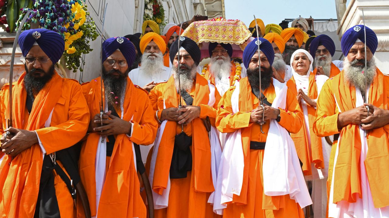 Los hombres santos sijs conocidos como "Panj Pyare" sostienen espadas mientras participan en una procesión religiosa en la víspera del aniversario del nacimiento del cuarto Gurú Sij Ram Das en el Templo Dorado en Amritsar. | Foto:Narinder Nanu / AFP