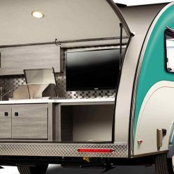 Otro de los detalles más llamativo de la Ultimate Camper es que cuenta con dos cocinas, una en el interior con el equipo básico, y una en la parte exterior.