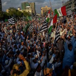 Activistas del Movimiento Democrático de Pakistán (PDM) gritan consignas mientras participan en una manifestación antigubernamental para protestar contra la inflación, el desempleo y otros problemas económicos en Karachi. | Foto:RIZWAN TABASSUM / AFP