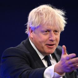 El primer ministro británico, Boris Johnson, pronuncia un discurso durante la Cumbre de Inversión Global en el Museo de la Ciencia de Londres. | Foto:Leon Neal / varias fuentes / AFP