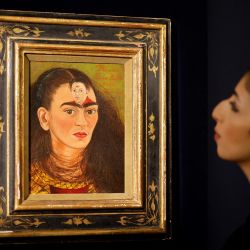 Una mujer observa la obra de arte titulada Diego y yo de la pintora mexicana Frida Kahlo en la casa de subastas Sotheby's en el centro de Londres. | Foto:Tolga Akmen / AFP