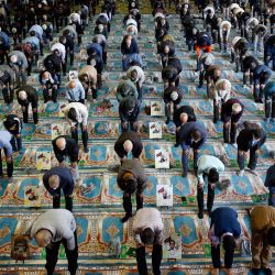 Iraníes vestidos con máscaras se reúnen en una mezquita de la capital, Teherán, para realizar las oraciones, por primera vez después de que las autoridades suavizaran algunas restricciones impuestas durante más de un año en un intento de frenar la propagación del coronavirus. | Foto:AFP