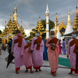 Monjas y devotos visitan la pagoda de Shwedagon durante el festival de Thadingyut, que se celebra el día de luna llena del mes lunar birmano de Thadingyut, en Yangon. | Foto:Ye Aung Thu / AFP