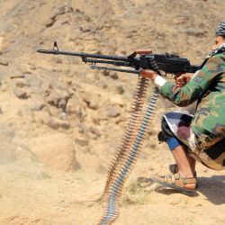Un combatiente leal al gobierno de Yemen respaldado por Arabia Saudí toma posición en la línea de frente frente a los rebeldes hutíes respaldados por Irán en la provincia nororiental del país, Marib. | Foto:AFP