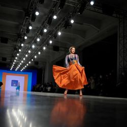 Una modelo presenta una creación de diseño de Teplitskaya en la Mercedes-Benz Fashion Week Rusia en Moscú. | Foto:NATALIA KOLESNIKOVA / AFP