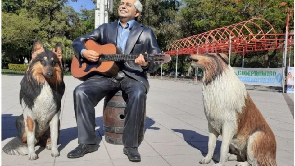 Instalaron en una plaza de Formosa una estatua de Alberto Fernández y su perro Dylan