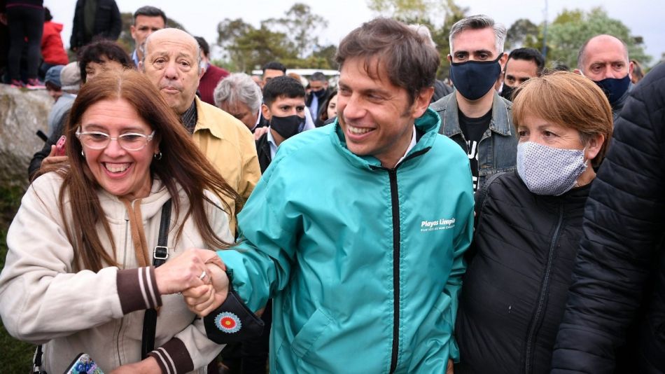 Kicillof, en campaña, con los vecinos de Santa Clara del Mar.