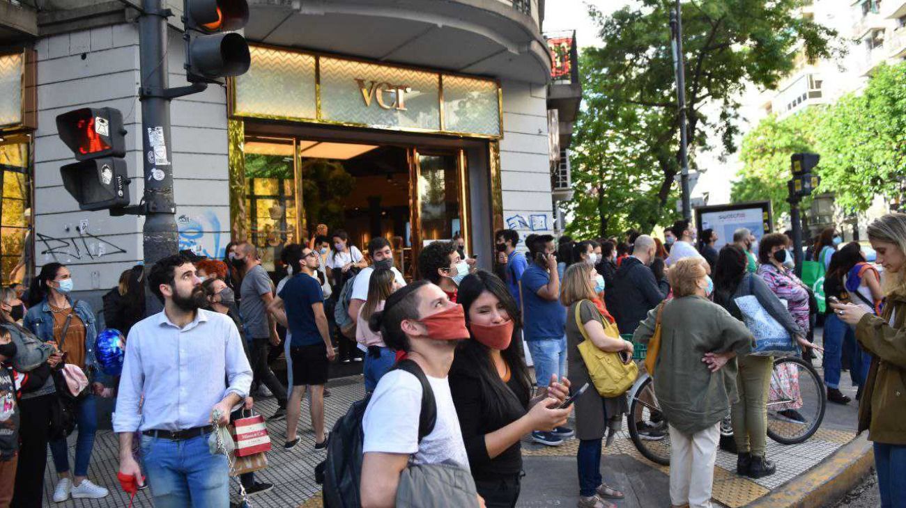 Fanáticos de Charly García se juntaron frente a la casa del músico y en el CCK.