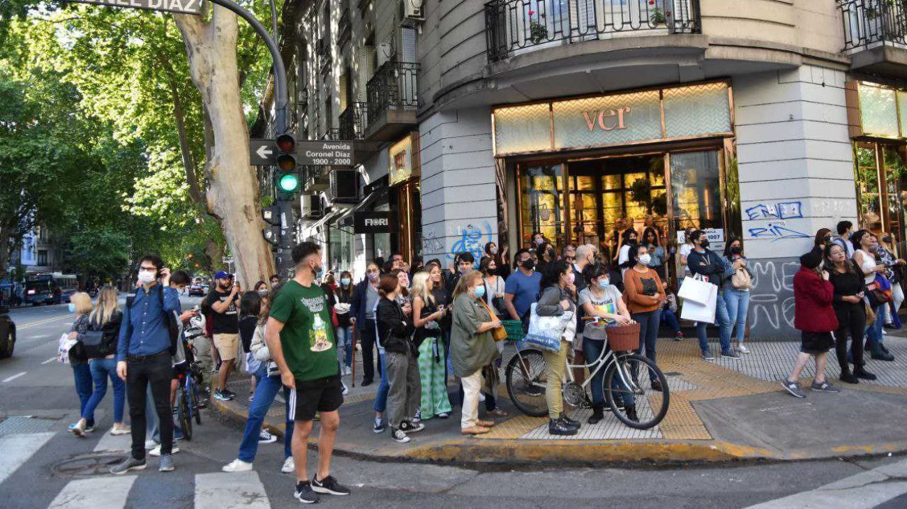 Fanáticos de Charly García se juntaron frente a la casa del músico y en el CCK.