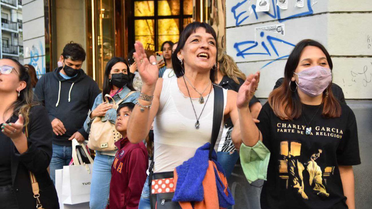 Fanáticos de Charly García se juntaron frente a la casa del músico y en el CCK.