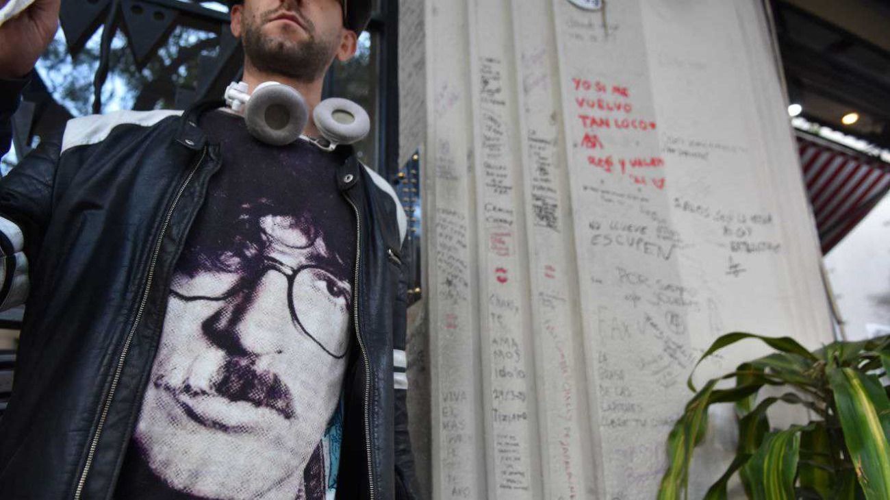 Fanáticos de Charly García se juntaron frente a la casa del músico y en el CCK.