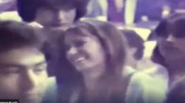 Cristina Kirchner, joven y feliz, disfrutando el mágico "Rasguña las piedras" de Charly García. 
