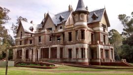 Su nombre verdadero es castillo San Francisco, y fue edificado entre 1918 y 1930. Hoy está deshabitado.