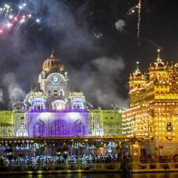 En la foto se ve un espectáculo de fuegos artificiales en el Templo Dorado iluminado en Amritsar con motivo del aniversario del nacimiento del cuarto Gurú Sikh Ramdas Ji. | Foto:Narinder Nanu / AFP