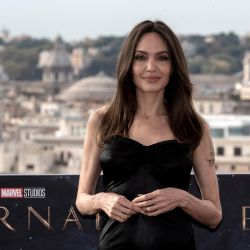 La actriz estadounidense Angelina Jolie posa durante un photocall para la película "Eternals" en Roma. | Foto:Tiziana Fabi / AFP