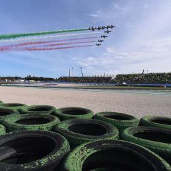 Los jets del equipo acrobático nacional Frecce Tricolori sobrevuelan la pista de carreras antes del Gran Premio Emilia-Romagna de MotoGP en Misano Adriatico, Italia. | Foto:ANDREAS SOLARO / AFP
