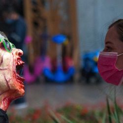 Una mujer observa una figura de zombie expuesta en un centro comercial como parte de la decoración de la temporada de Halloween, en San Pedro Garza, Estado de Nuevo León, México. | Foto:Julio Cesar Aguilar / AFP