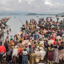 Vista general de los comerciantes que esperan para cargar sus mercancías en las piraguas a orillas del lago Kivu, en Goma. | Foto:MOSES SAWASAWA / AFP