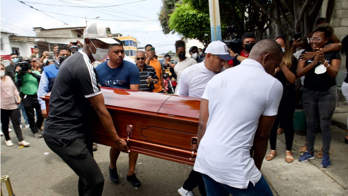 Relatives carry the coffin of Ecuadorean athlete Álex Quiñónez at a funeral home in southern Guayaquil, Ecuador on October 23, 2021. 