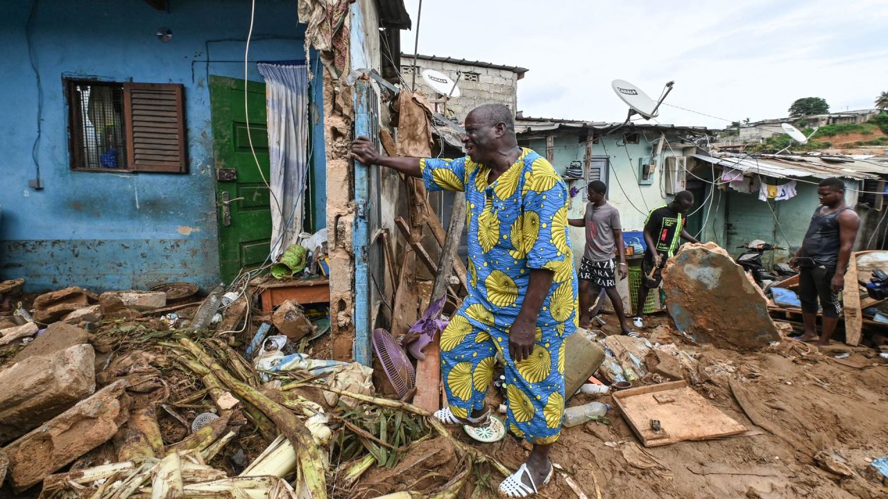 El propietario inspecciona los daños en su casa tras las fuertes lluvias, que dejaron al menos 4 muertos, en el distrito de Mossikro de Attecoube, una comuna urbana de Abiyán. | Foto:SIA KAMBOU / AFP