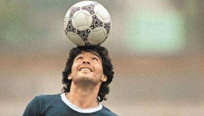 LA IMAGEN QUE INSPIRÓ EL NUEVO MONUMENTO A MARADONA.